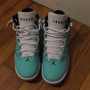 Jordan aura shoes